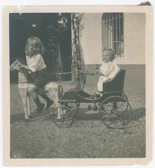 File:25 - Photographe des petits Raymond et Jacques Traumann sur un cheval et un wagon jouet.pdf
