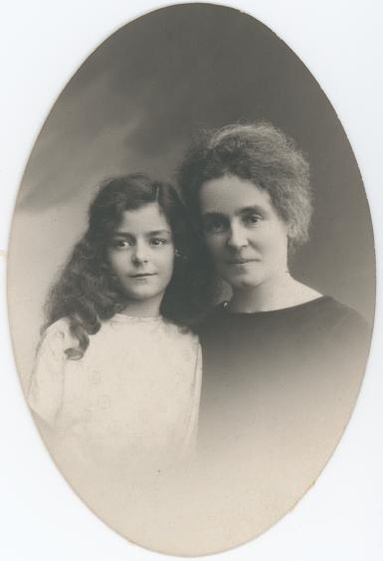 File:2 - Portrait de Marie Marthe Suzanne Ledain et sa fille Elisabeth Marie Pauline Lajule.pdf