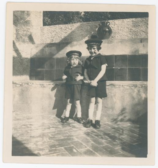 File:28 - Photographe des petits Raymond et Jacques Traumann en uniformes navales devant une fontaine publique.pdf