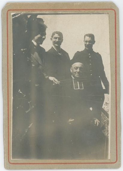 File:63 - Photographe de Paul Jean Lajule avec Octave Alfred Jean Lajule et aussi peut-être un prêtre et quelqu'un autre, Maurice.pdf