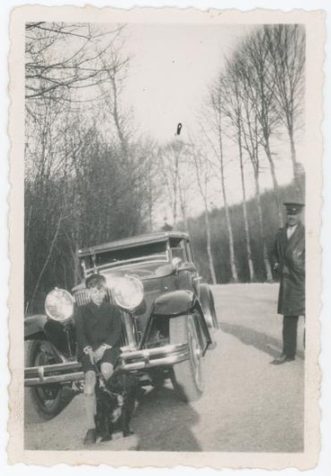 File:24 - Photographe de Jacques Louis Traumann avec un chien devant une voiture avec le chauffeur.pdf